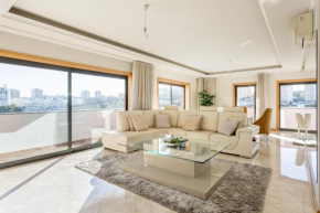 JOIVY Elegant villa w dual pools in Carnaxide